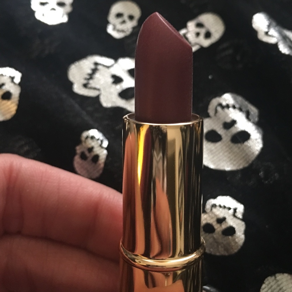 ESTEE LAUDER Lipstick in Hot Kiss color
